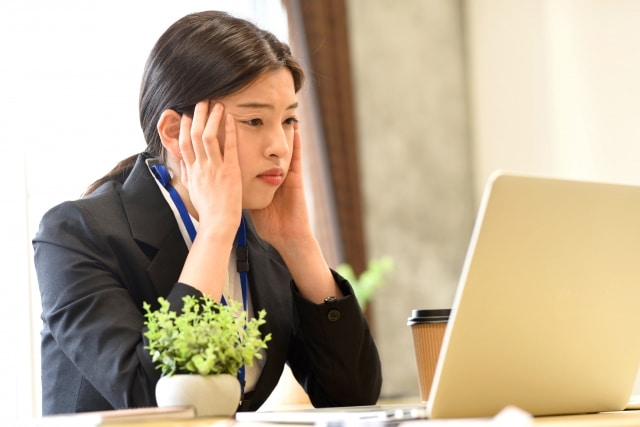 悩む女性