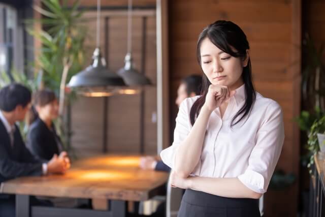 疑問を持つ女性