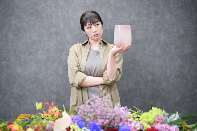 女性と花
