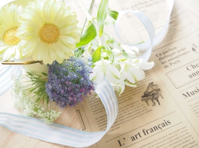 新聞紙と花